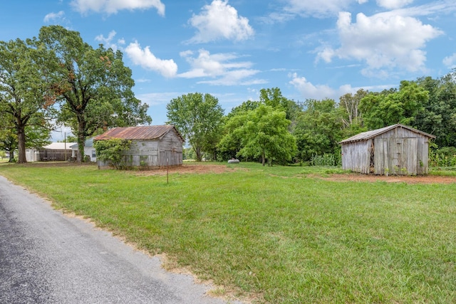 view of yard with an outbuilding