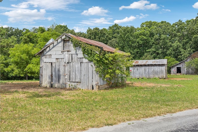 view of outdoor structure featuring a yard