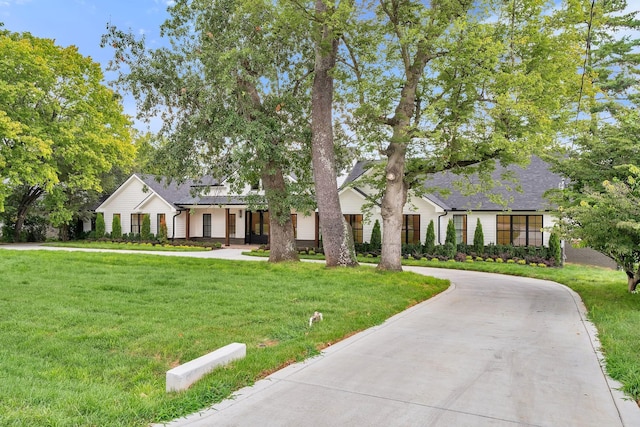 view of front of home featuring a front lawn