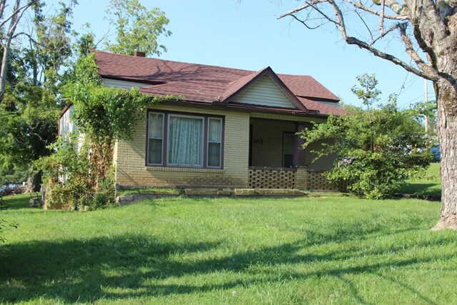 view of front facade featuring a front yard