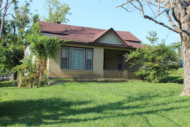 view of front of house featuring a front lawn