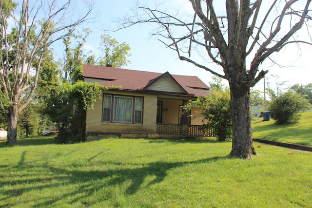 view of front of home featuring a front lawn