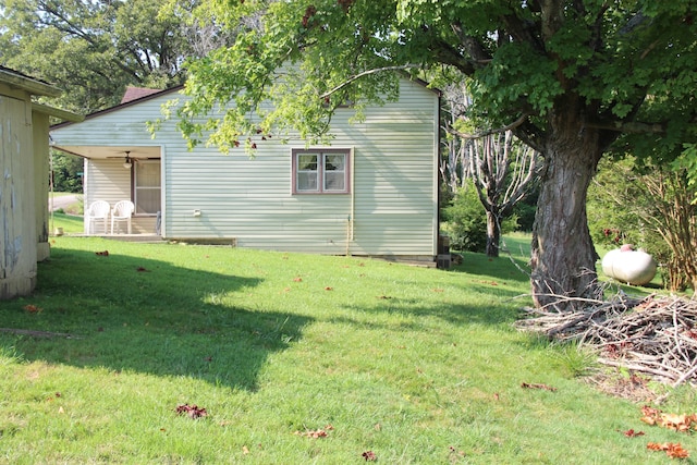 view of yard featuring ceiling fan