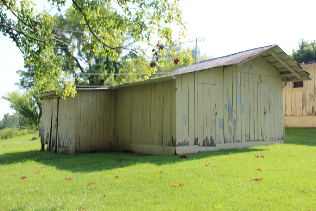 view of outdoor structure featuring a yard