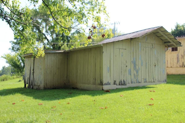 view of outdoor structure with a yard