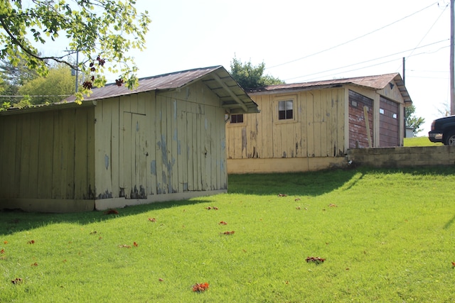 view of yard featuring a shed