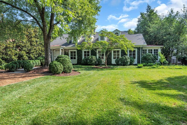 view of front of house featuring a front lawn