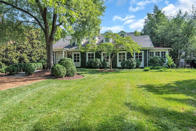 view of front of property with a front lawn