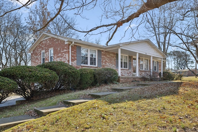 view of front facade featuring covered porch and a front lawn