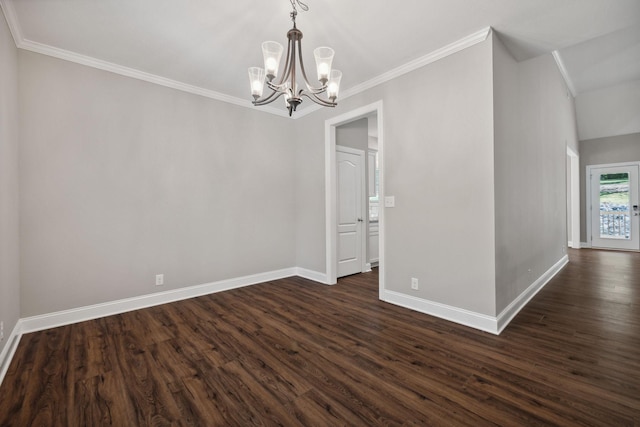 empty room with dark wood-type flooring, crown molding, and a notable chandelier