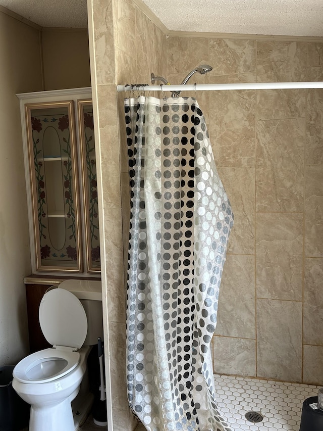 bathroom featuring a shower with shower curtain, a textured ceiling, and toilet