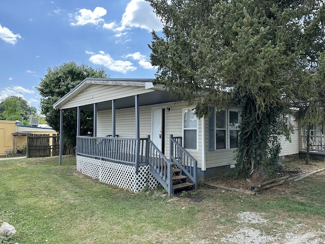 view of front facade featuring covered porch and a front yard