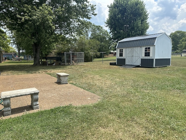 view of yard featuring a storage unit