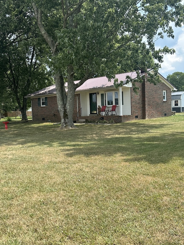 single story home featuring a front lawn