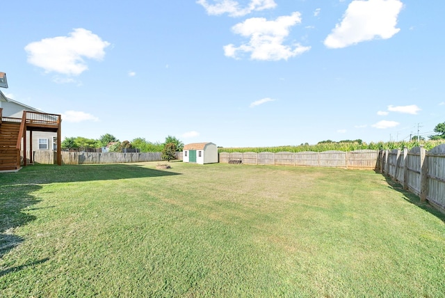 view of yard featuring a storage shed