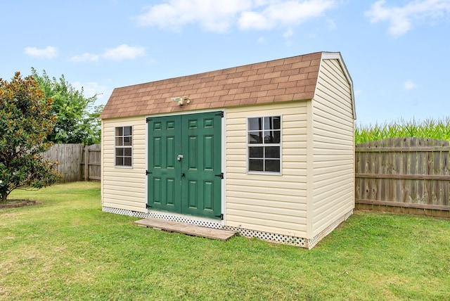 view of outdoor structure with a yard