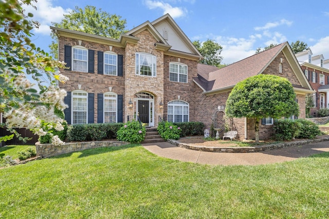 view of front of property featuring a front yard