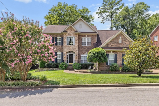 view of front of property featuring a front yard