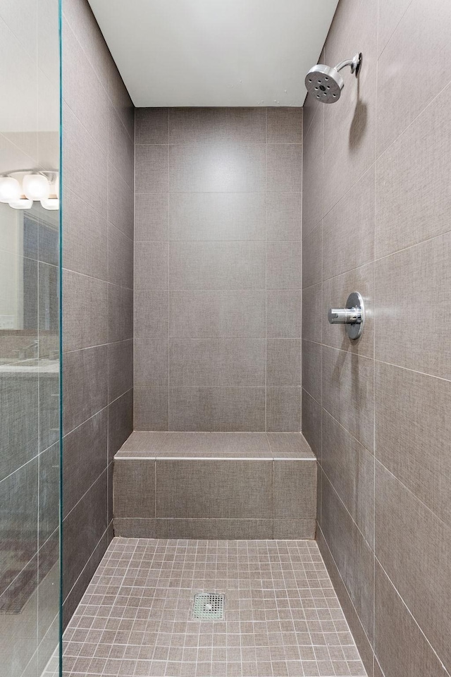 bathroom featuring a tile shower