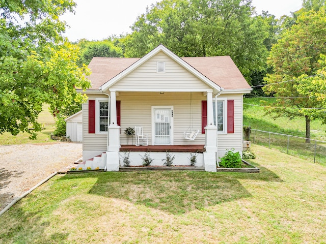 bungalow featuring a front lawn