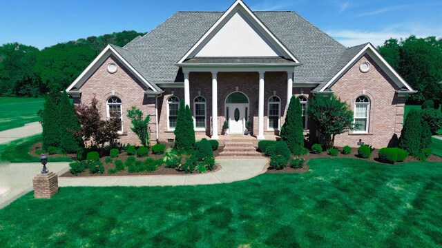 view of front of property featuring a front yard