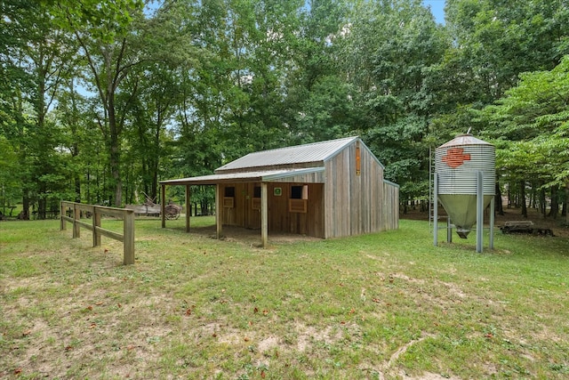 view of yard with an outbuilding