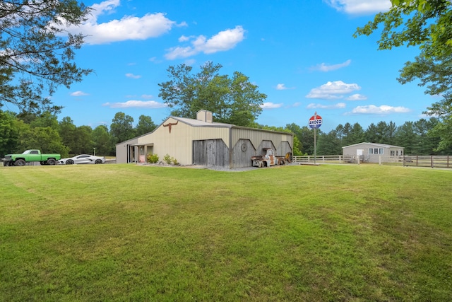 view of yard with an outbuilding