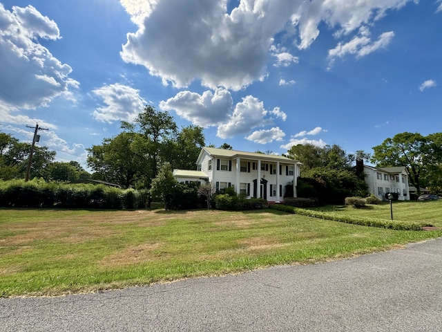 view of front of property featuring a front lawn