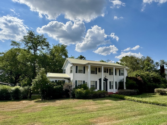 view of front of house featuring a front lawn