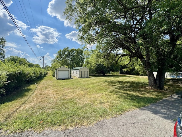 view of yard featuring an outbuilding and a garage