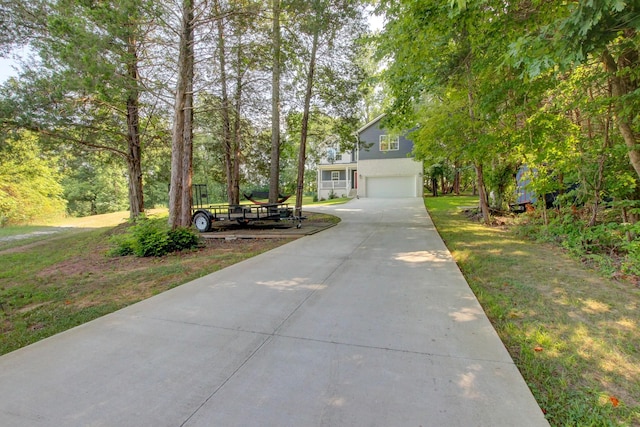 view of front of house featuring a front lawn and a garage