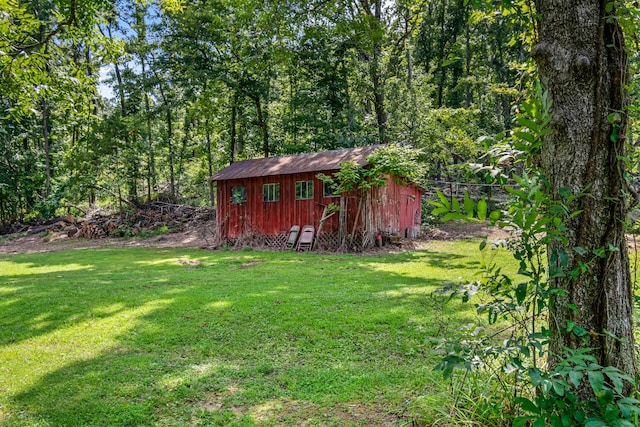 view of yard with an outdoor structure