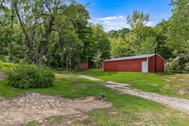 view of yard featuring an outdoor structure