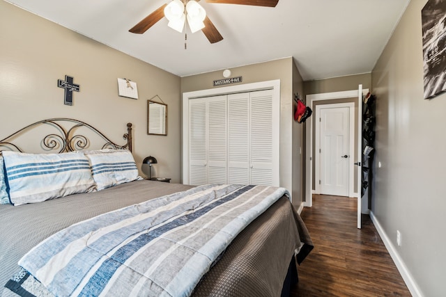 bedroom featuring dark wood-type flooring, ceiling fan, and a closet