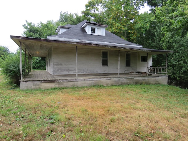 view of side of property featuring a porch and a yard