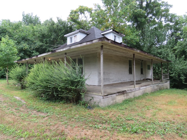 view of side of property featuring a lawn