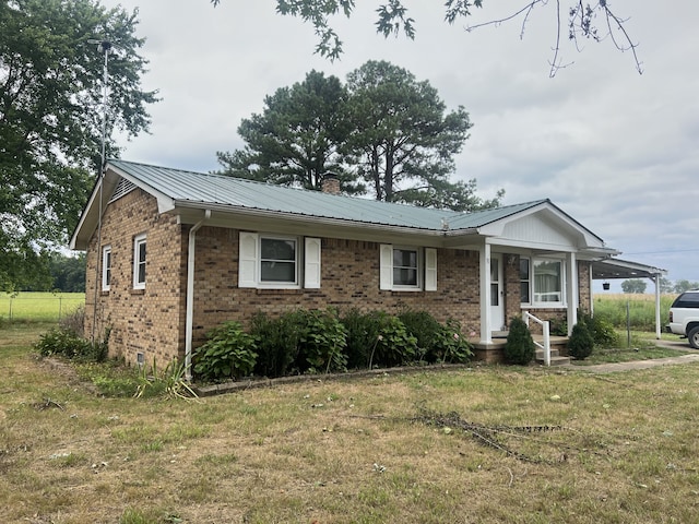 ranch-style house featuring a front yard