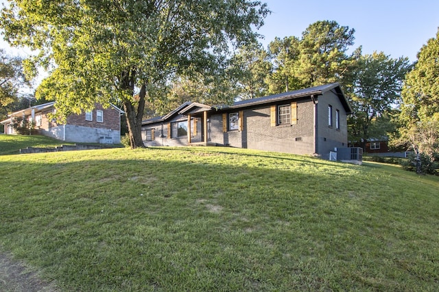 ranch-style home featuring a front lawn