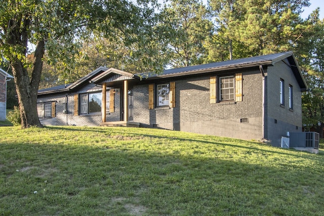 view of front facade featuring a front yard