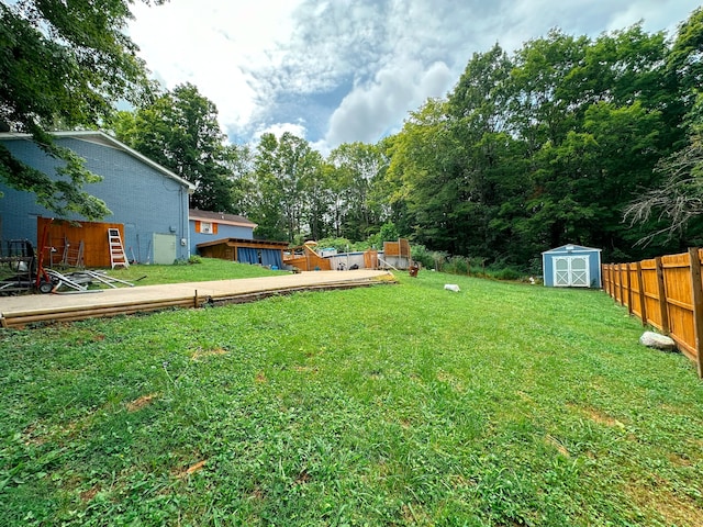 view of yard featuring a shed