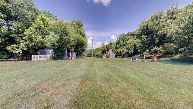 view of yard featuring an outbuilding