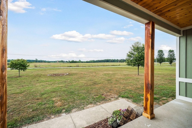 view of yard featuring a rural view