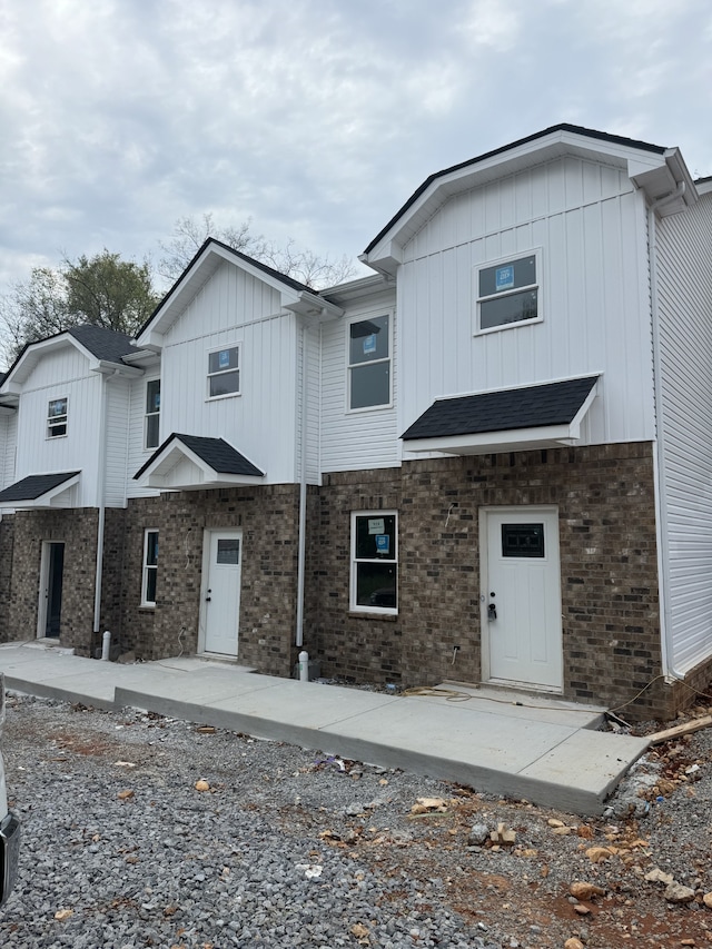 view of front of property featuring a patio