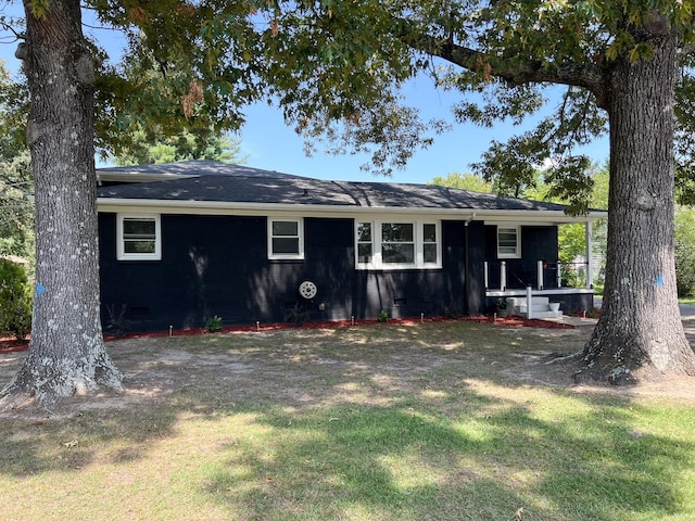 view of front of home featuring a front lawn