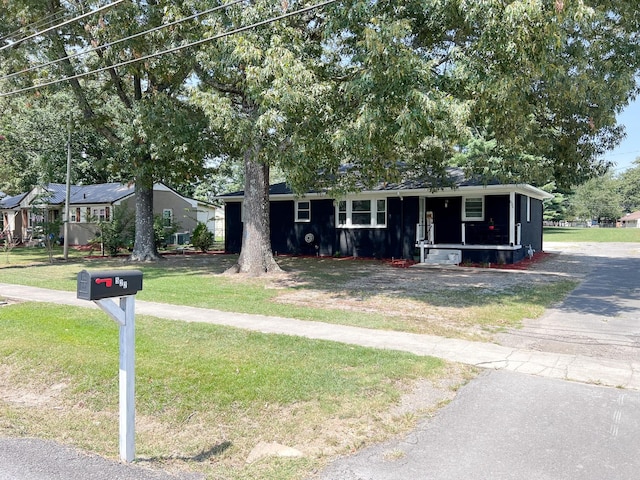 single story home with a front yard