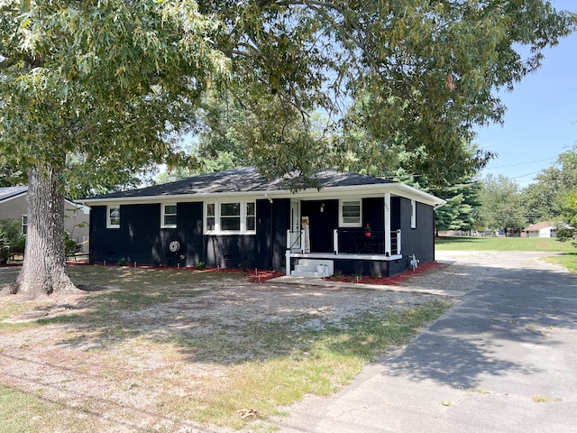 single story home featuring a porch