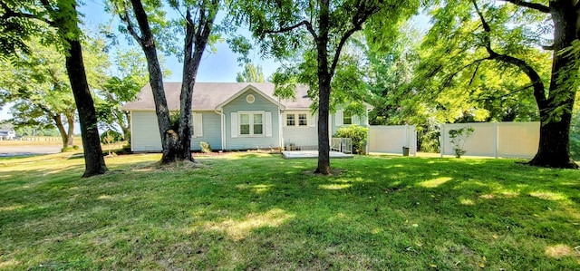 view of front facade featuring a front yard