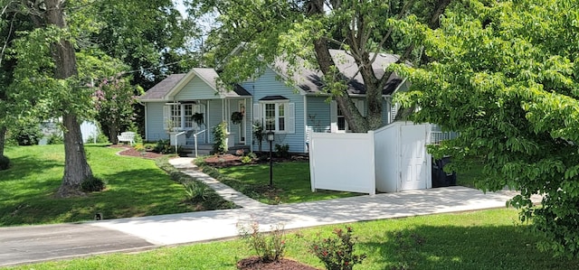 view of front facade featuring covered porch and a front lawn