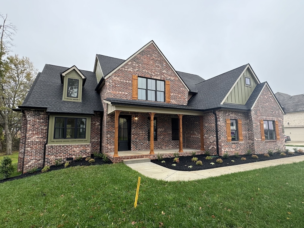 view of front of property featuring a front lawn