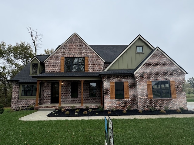 view of front of home featuring a front lawn